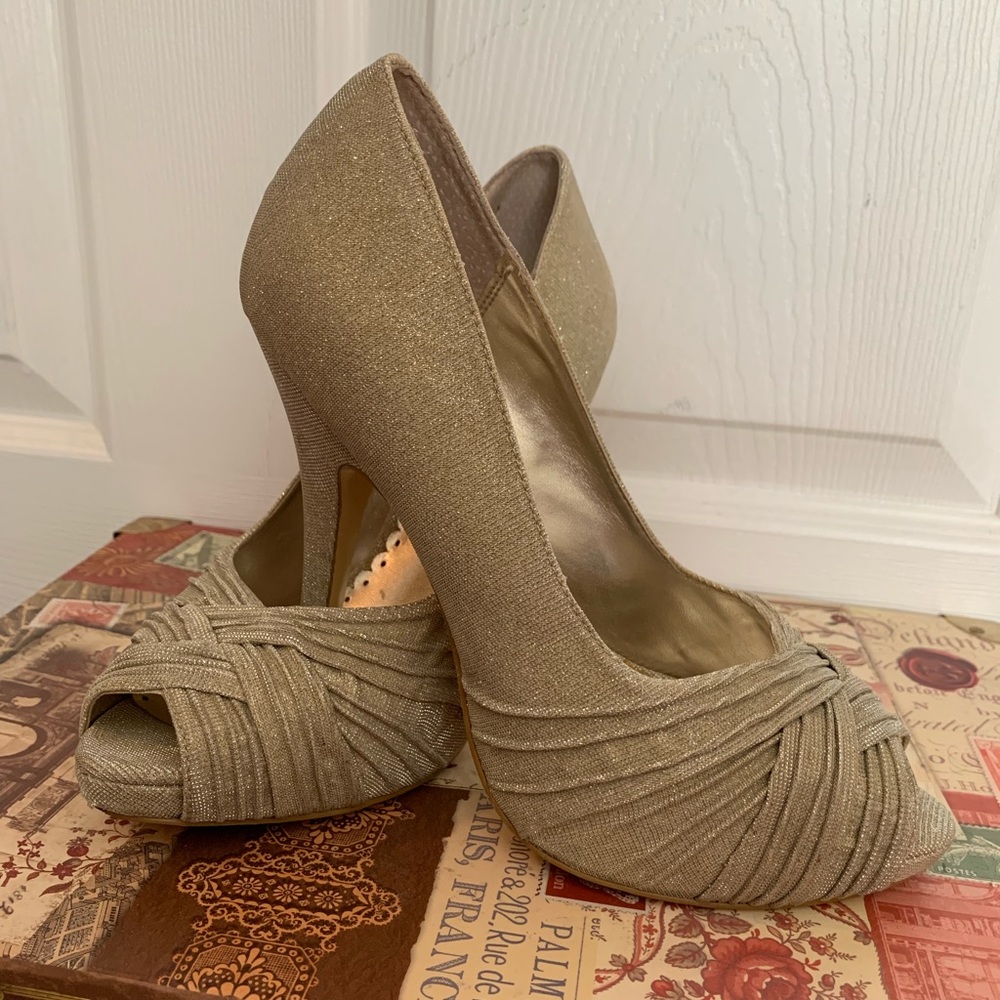 Size 8 Lulu Townsend gold peep toe heels
